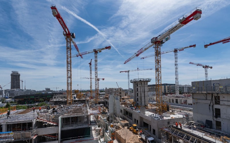 Immeubles en construction et des grues.